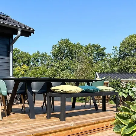 8 Person In Gilleleje-by Traum جيليليه